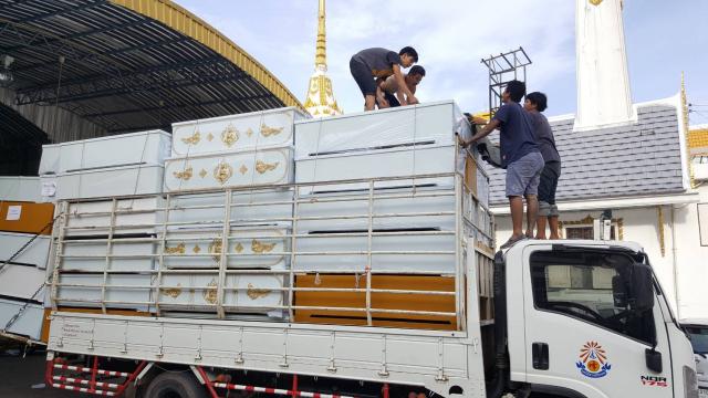 มูลนิธิสว่างคีรีธรรม ได้ส่งรถมารับโลงศพจำนวน 100 ใบ เพื่อไปช่วยเหลือพี่น้องประชาชนใน จ.เลย